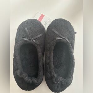 BLACK SLIPPERS WITH BOW